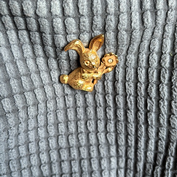 Vintage Avon Rabbit Pin - Picture 4 of 4